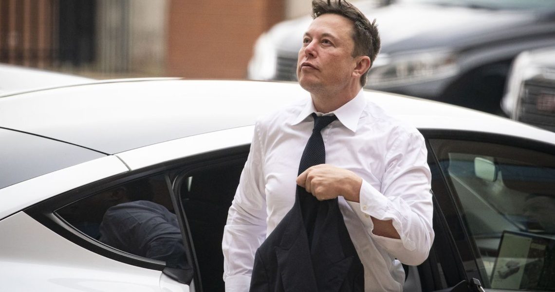 Tesla shares take a nosedive: Elon Musk reckons with social media