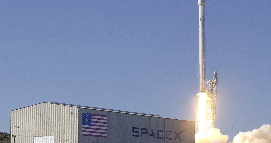 Elon Musk: SpaceX at risk of bankruptcy