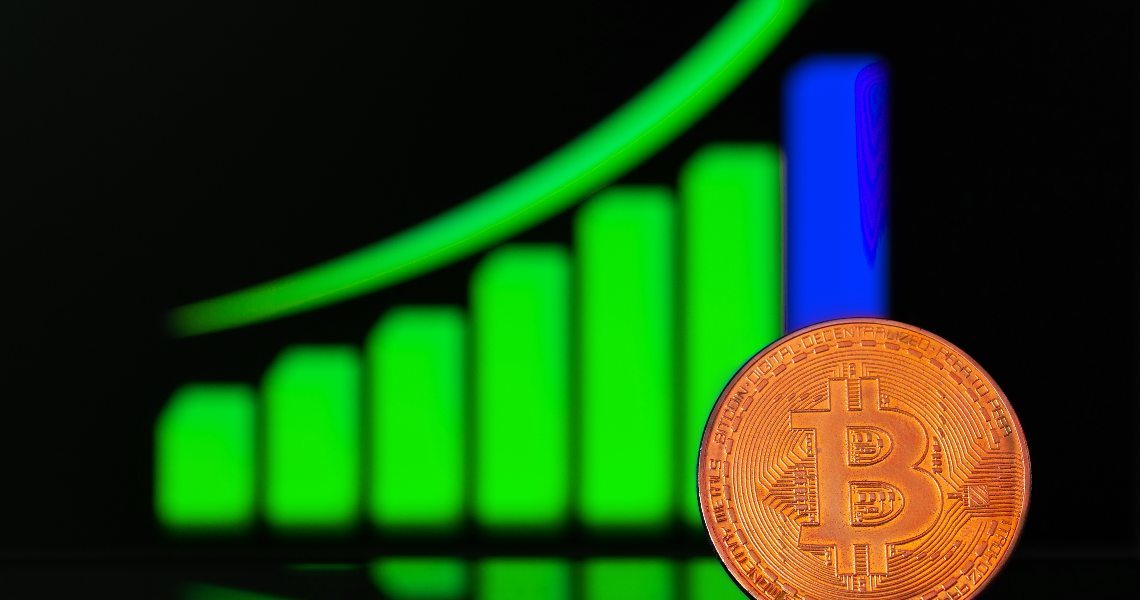Bitcoin ($39k), Ethereum($2.5k), Solana Price Analyses